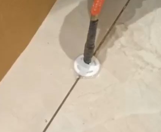 双阳瓷砖空鼓维修公司专业解答瓷砖在铺贴过程中，如果没有涂抹均匀到位的粘结材料（如水泥砂浆或瓷砖胶），可能会导致以下问题