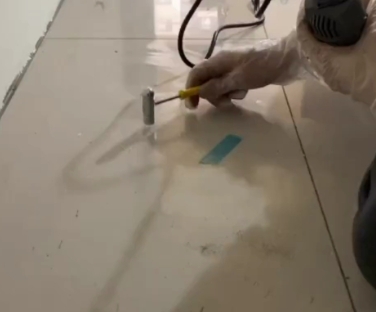 双阳瓷砖开裂维修公司专业分享瓷砖在铺贴前如果没有沥干水分，将会导致以下问题